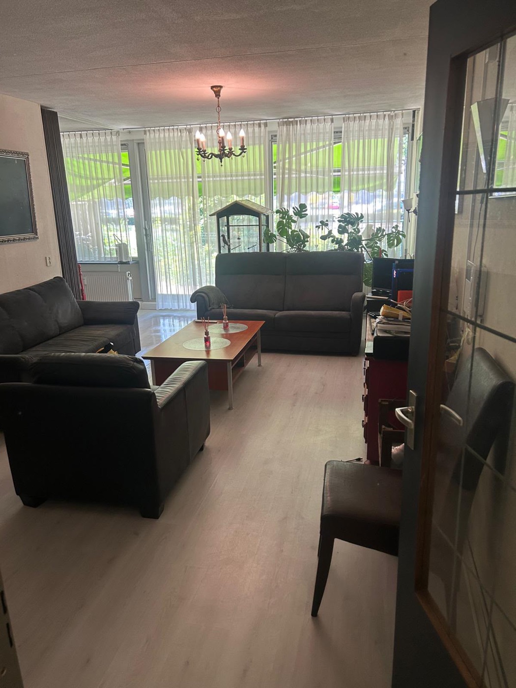Een woonkamer, netjes en fris na een ontruiming en schoonmaak door 24-7 Zorg